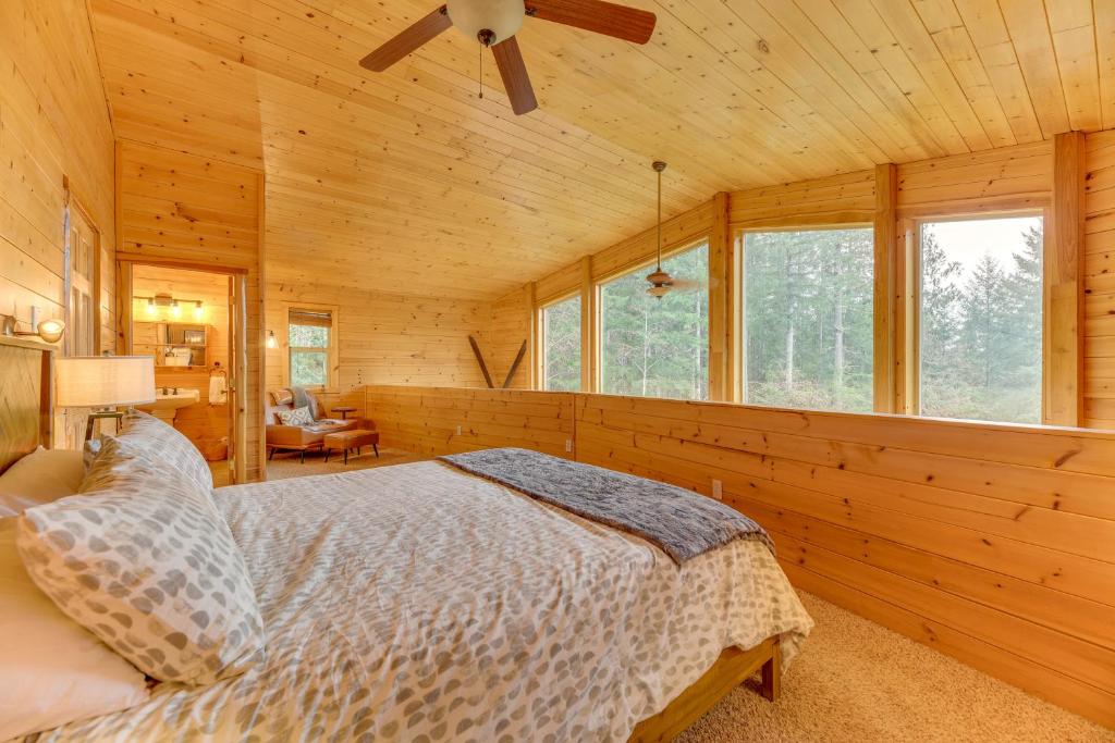 Postel nebo postele na pokoji v ubytování Grizzly Tower Packwood Cabin with Hot Tub!