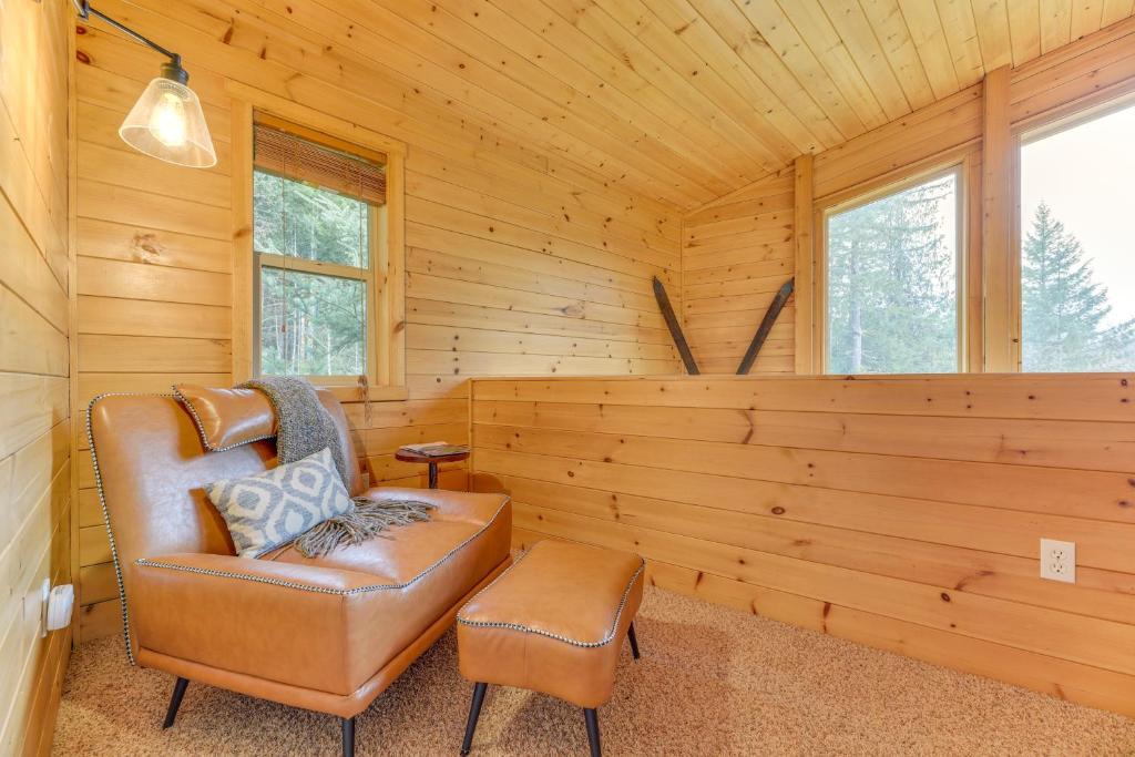 Posezení v ubytování Grizzly Tower Packwood Cabin with Hot Tub!