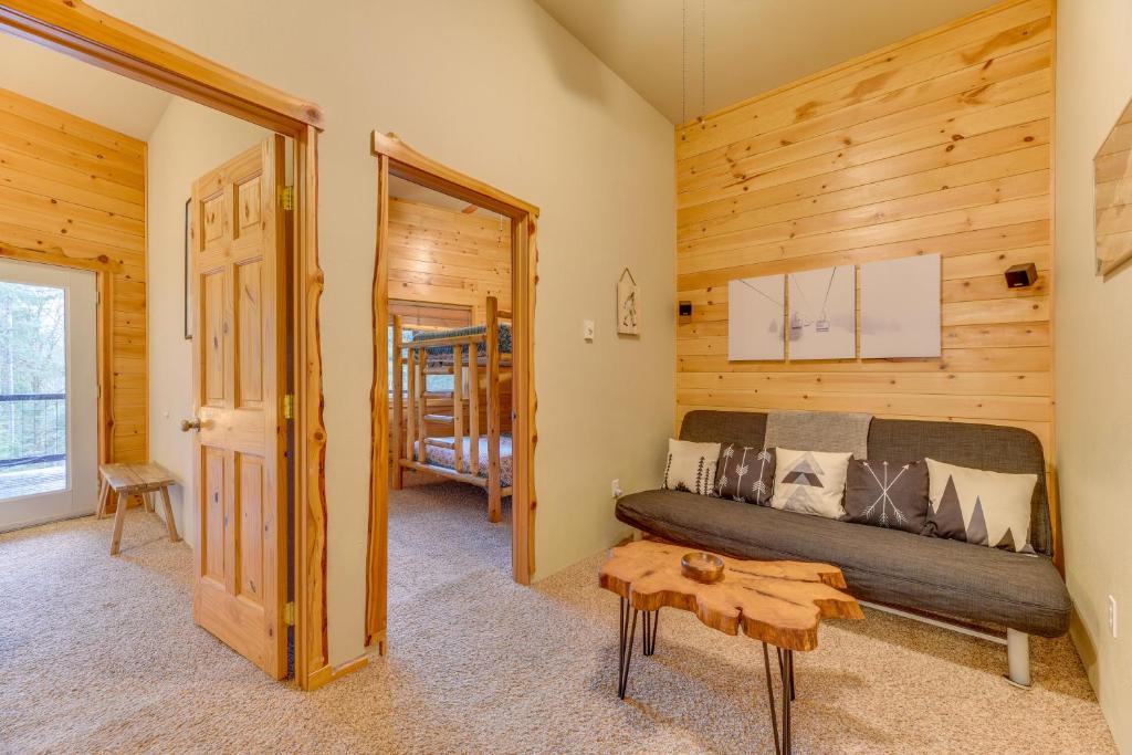Posezení v ubytování Grizzly Tower Packwood Cabin with Hot Tub!