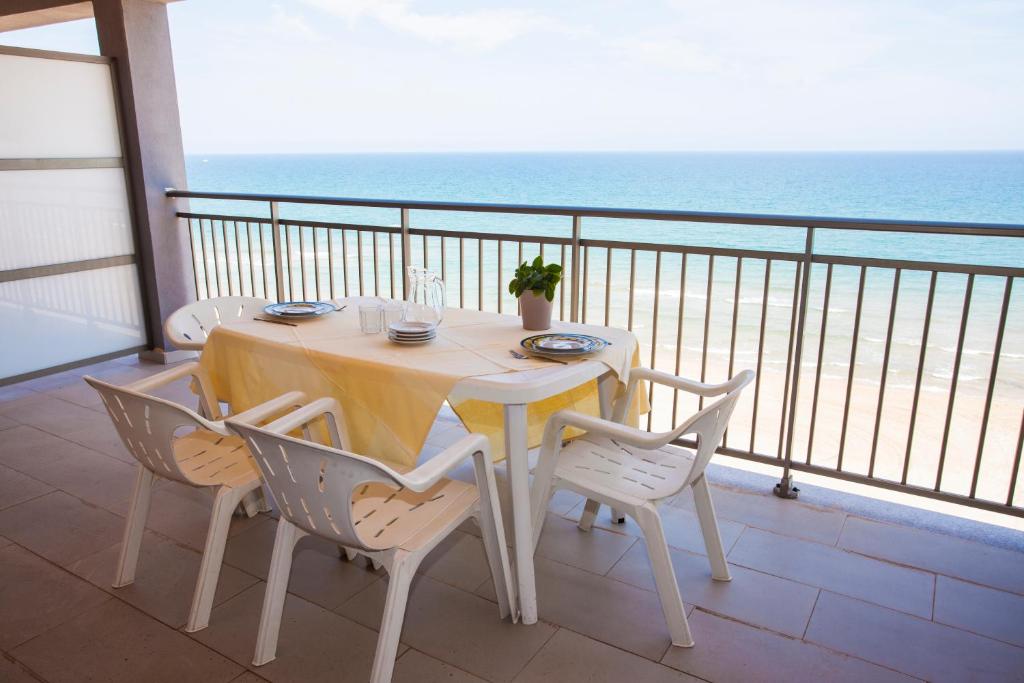 a table and chairs on a balcony with the ocean at Apartment Núria in Bellreguart