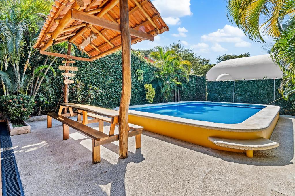 Bazén v ubytování Hotel Tamarindo INN - 1 mi to Tamarindo Beach nebo v jeho okolí