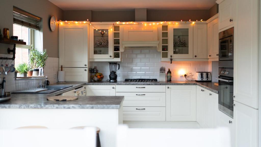 Kuchyň nebo kuchyňský kout v ubytování Luxury Studio Apartment - Belfast - Dundonald