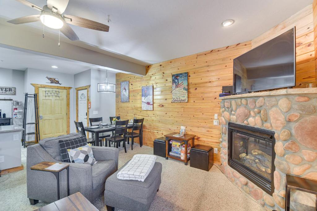 een woonkamer met een open haard en een flatscreen-tv bij Patio and Mountain Views Central Grand Lake Condo! in Grand Lake