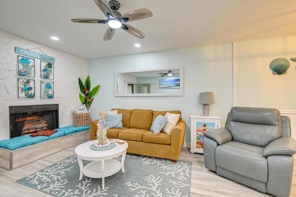 默特尔比奇Cozy Myrtle Beach Getaway 1 Block to Ocean!的带沙发和椅子的客厅