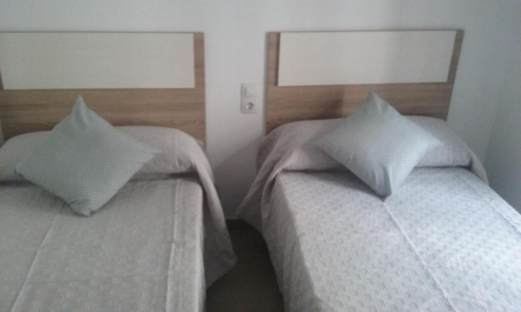 オンティニェントにあるHospederia Gomis 26のベッドルーム1室(隣り合わせのベッド2台付)