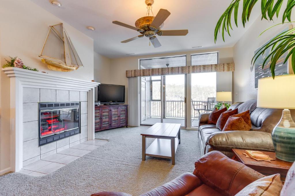 TV a/nebo společenská místnost v ubytování Private Boat Slip Family-Friendly Lazy Days Condo