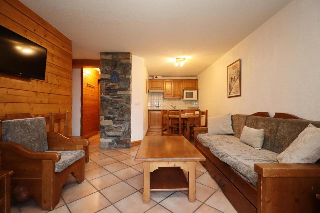 un salon avec un canapé et une table dans l'établissement Résidence Les Hauts De Chavants - Hauts de Chavants Berard 10 MAE-6415, aux Houches