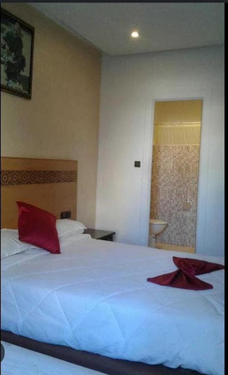 Ένα ή περισσότερα κρεβάτια σε δωμάτιο στο Hotel Astoria Tanger