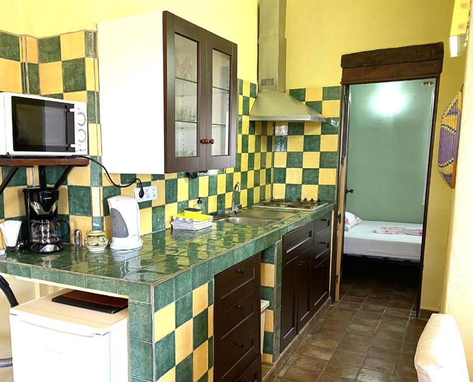 Kuchyň nebo kuchyňský kout v ubytování Ground floor apartment, with spectacular pool in rural holiday park FINCA EL MORALEJO