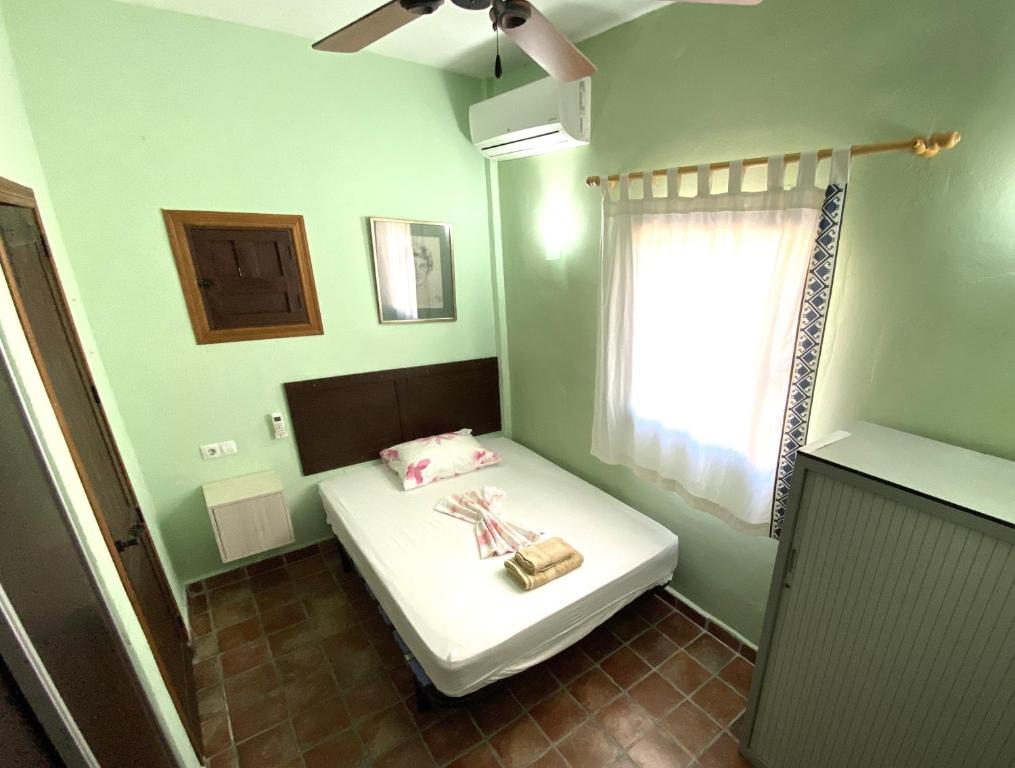 Postel nebo postele na pokoji v ubytování Ground floor apartment, with spectacular pool in rural holiday park FINCA EL MORALEJO