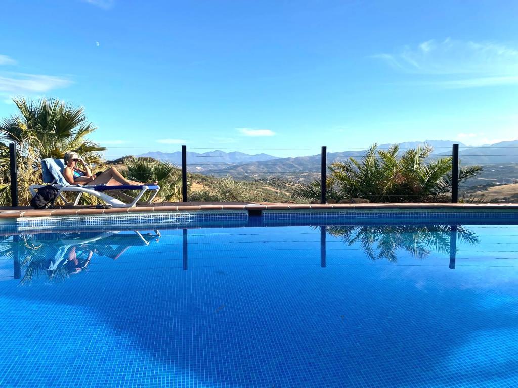 Bazén v ubytování Ground floor apartment, with spectacular pool in rural holiday park FINCA EL MORALEJO nebo v jeho okolí