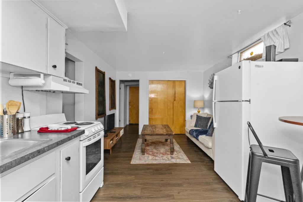 グレートフォールズにあるCharming 2-Bedroom Apartmentのキッチン(白い冷蔵庫、ソファ付)