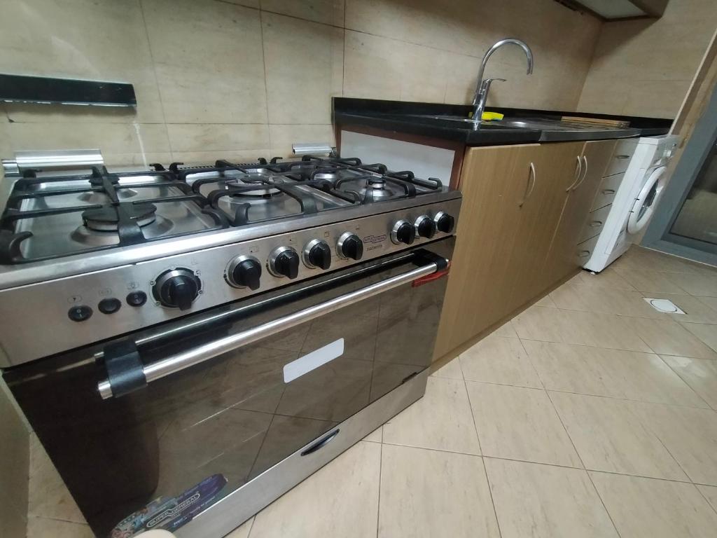 Kuhinja ili čajna kuhinja u objektu Al Khor Tower Apartment