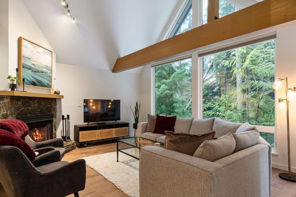 Spacious and Modern Vacation Home Ski In and Shuttle Out by Harmony Whistler - Housity