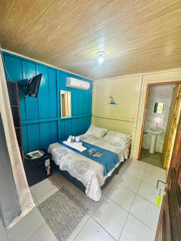 Cama ou camas em um quarto em Pousada & Camping Tubarão