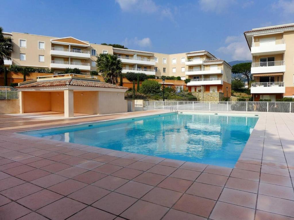 une piscine devant certains immeubles d'habitation dans l'établissement F3, 4 pers-Centre ville-Standing - Cavalaire-sur-Mer, à Cavalaire-sur-Mer
