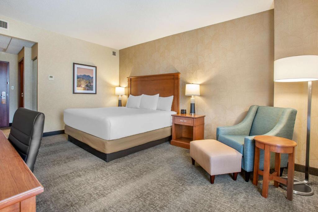 Postel nebo postele na pokoji v ubytování Drury Plaza Hotel Phoenix Tempe