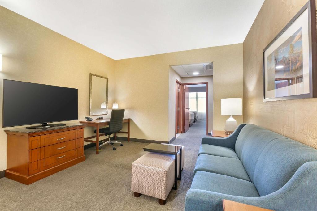 TV a/nebo společenská místnost v ubytování Drury Plaza Hotel Phoenix Tempe