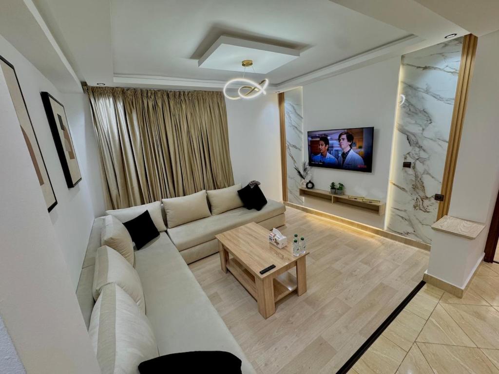 タンジェにあるAtlas 3の白いソファとテーブルのあるリビングルーム