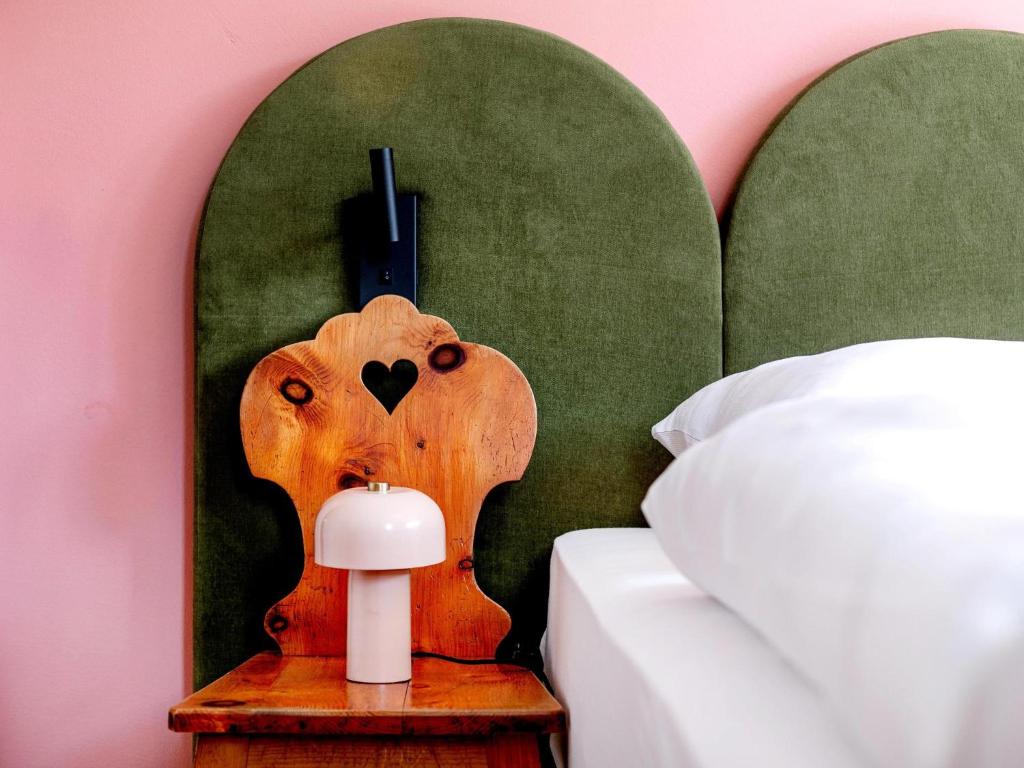 布里克森谷地霍普夫加尔滕Lukasfeld 9 Top Sepp的卧室里有一张带木质床头板的床