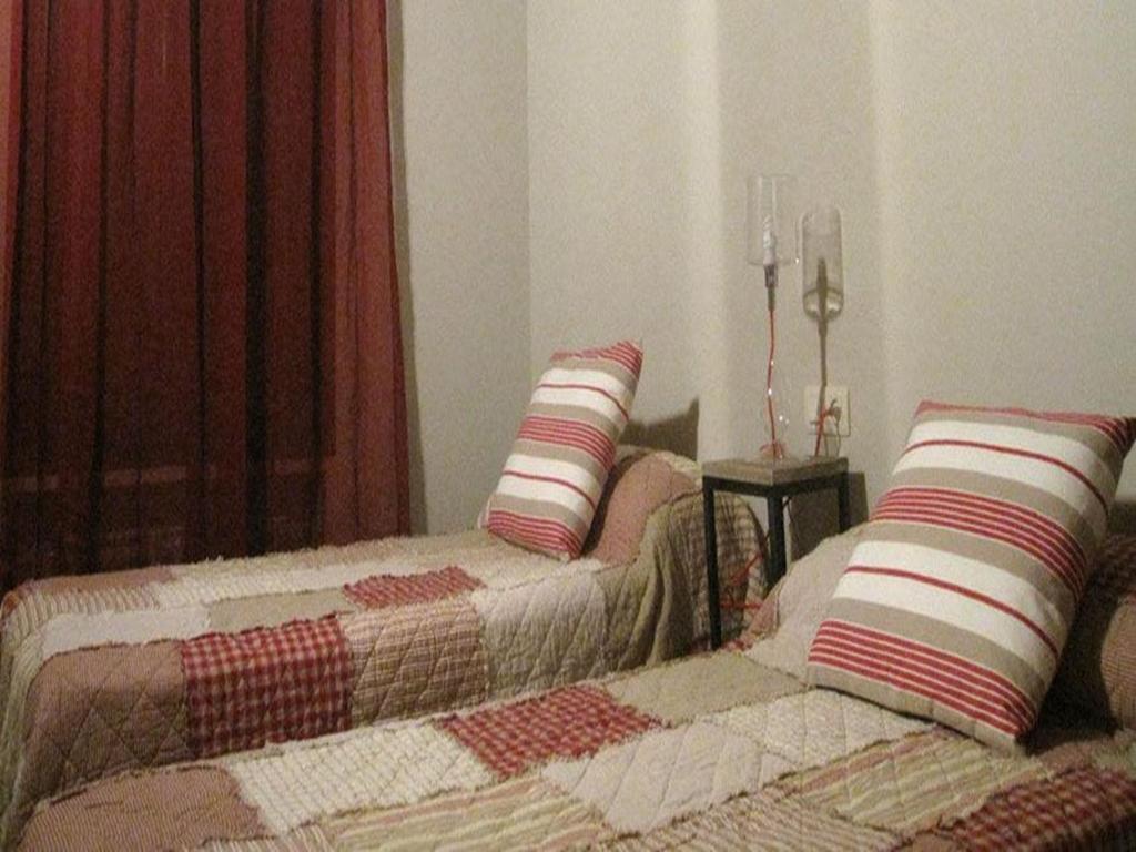 SorripasにあるApartamentos Casbasのベッド2台が隣同士に設置された部屋です。