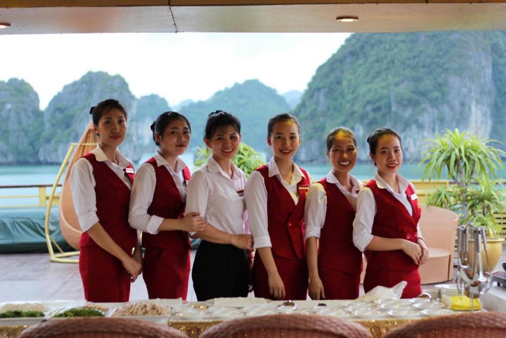 Un groupe de femmes devant une table dans l'établissement Golden Cruise luxury, à Hạ Long