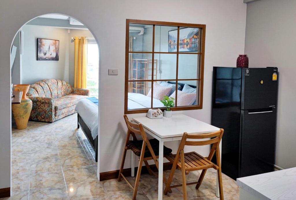 Kuchyň nebo kuchyňský kout v ubytování Rimhad jomtien beach condo seaside high ocean view