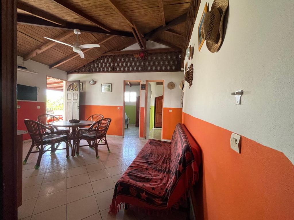 Posezení v ubytování Bercé Par Le COCOTIER Meublé 2 chambres