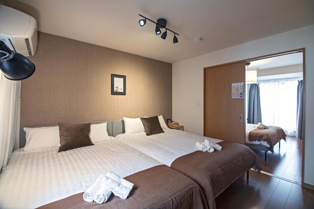 een slaapkamer met een groot bed met handdoeken erop bij Osaka - House - Vacation STAY 16353 in Osaka