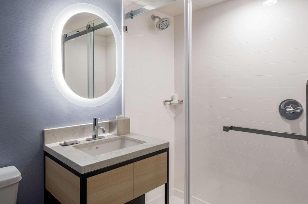 Hilton Garden Inn Dana Point Doheny Beach - King Room With Balcony - Hearing Access