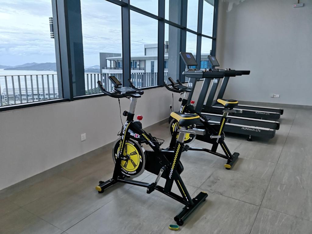 Fitness centrum a/nebo fitness zařízení v ubytování Upper Floor City View with Jesselton Quay near Suria Sabah & Jesselton point
