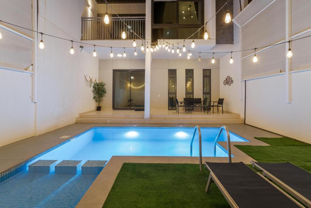 Bazén v ubytování Stunning Private Pool 4 Bedroom House - Damac Hills 2 Dubai Land nebo v jeho okolí