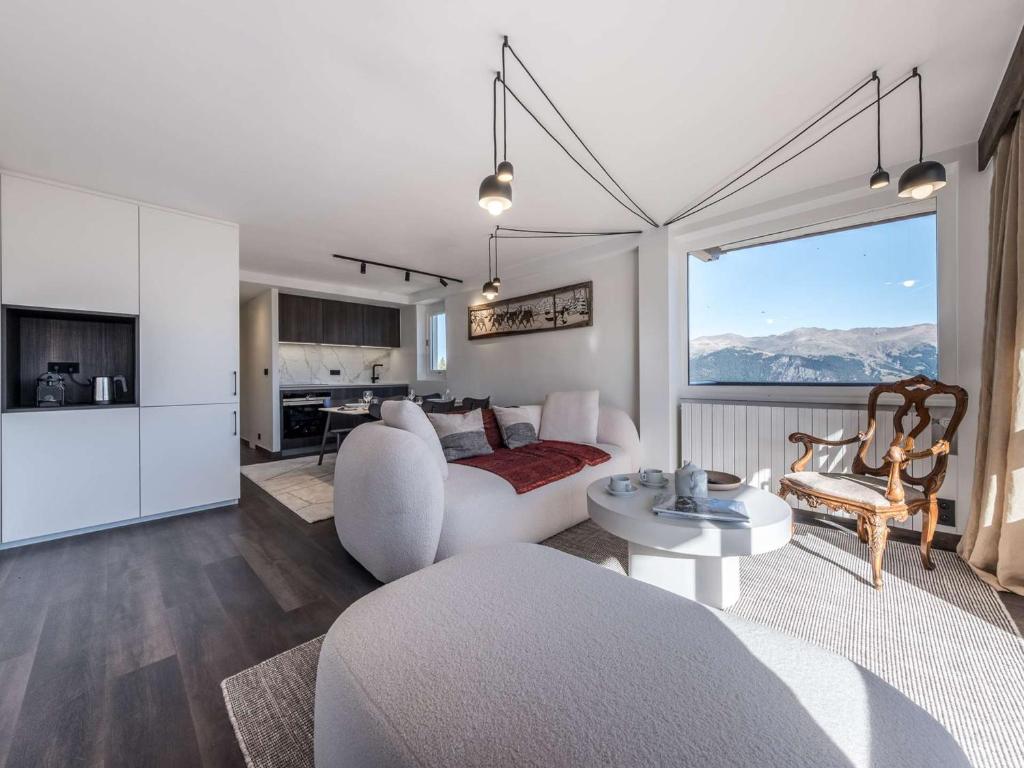 un salon avec un canapé et une table dans l'établissement Courchevel 1850 - Appart. 4 pers. - Ski aux pieds, Cheminée, WIFI, Parking - FR-1-631-223, à Courchevel