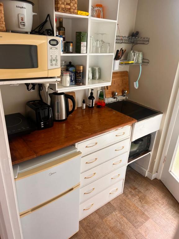 Lower level unit in the backyard, past the gate on the right of house - Resim 8