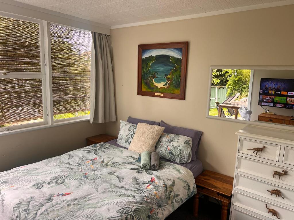 Lower level unit in the backyard, past the gate on the right of house - Resim 7