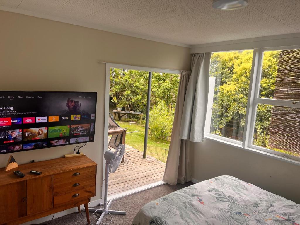 Lower level unit in the backyard, past the gate on the right of house - Resim 5