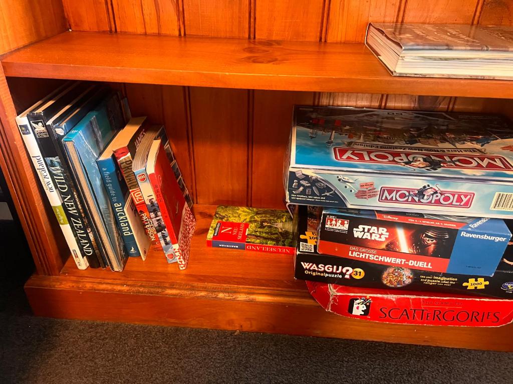 Lower level unit in the backyard, past the gate on the right of house - Resim 16