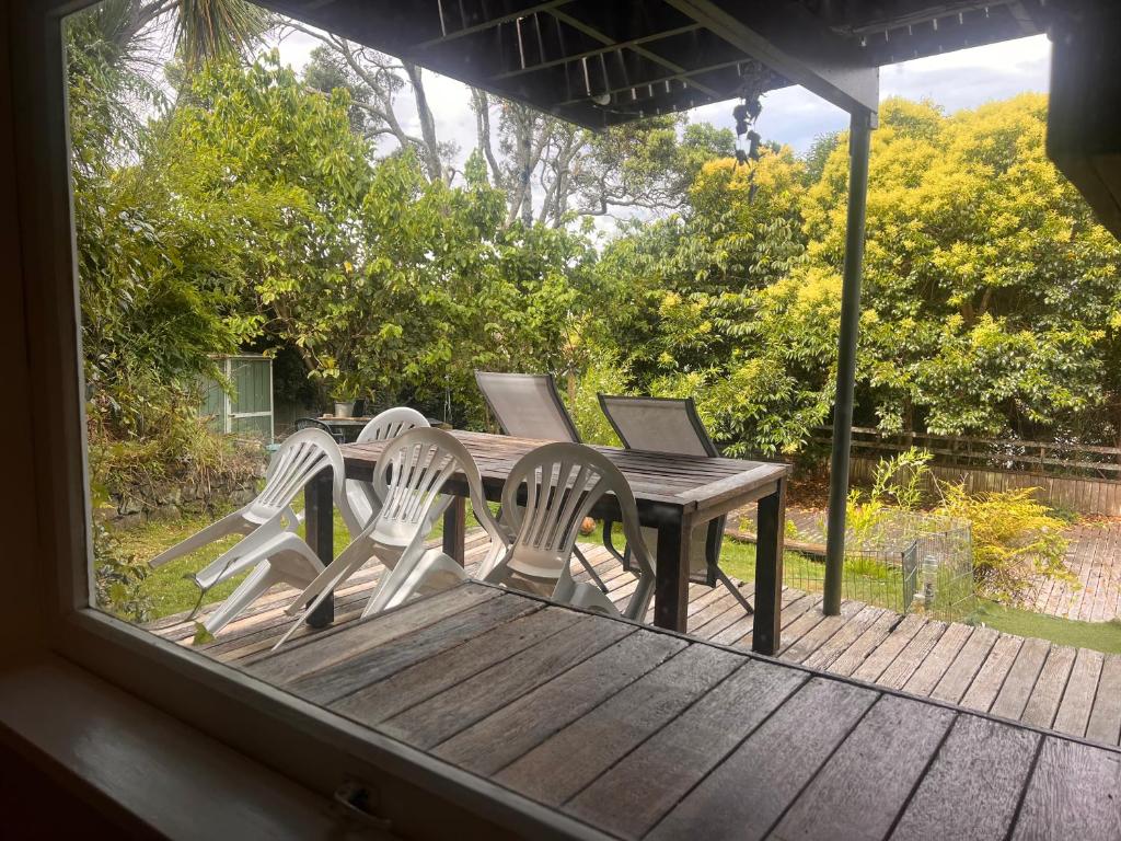 Lower level unit in the backyard, past the gate on the right of house - Resim 6