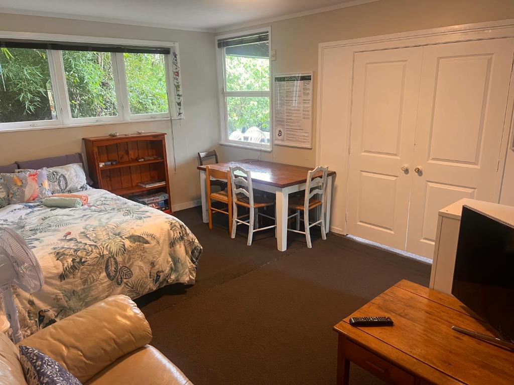 Lower level unit in the backyard, past the gate on the right of house - Resim 14