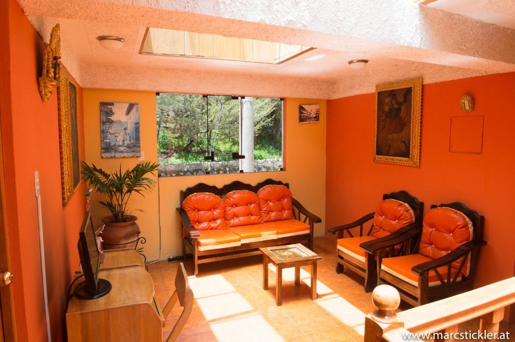 Uma área de estar em Hostal Qolqampata
