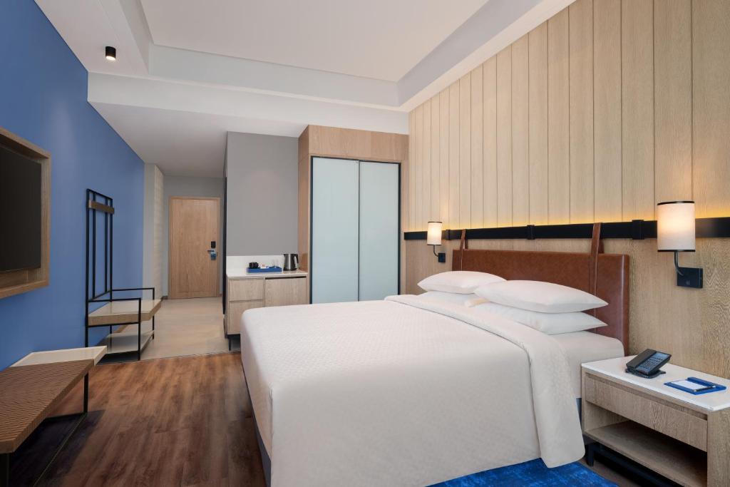 Postel nebo postele na pokoji v ubytování Four Points by Sheraton Nashik