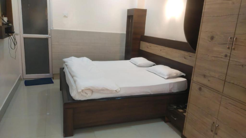 Postel nebo postele na pokoji v ubytování Hotel Dilip