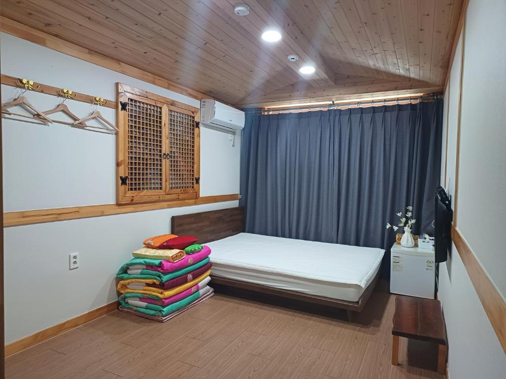 Postel nebo postele na pokoji v ubytování The Jeongga