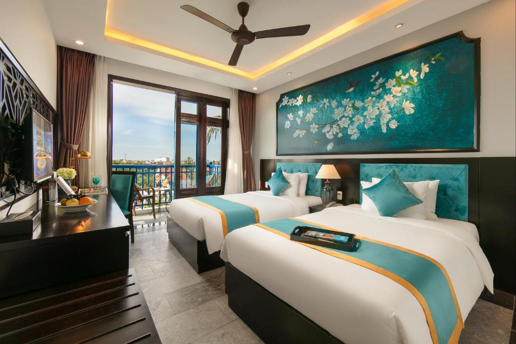 Giường trong phòng chung tại Silk River Hoi An Hotel & Spa