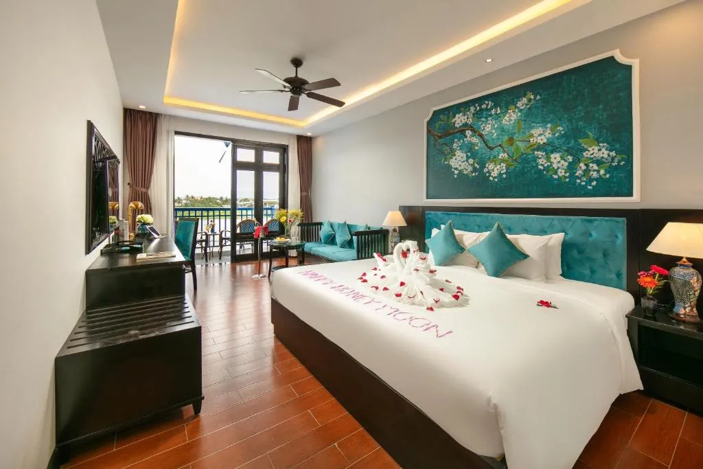 Silk Suite Double/Twin Grand River View & Balcony - River Boat Scene