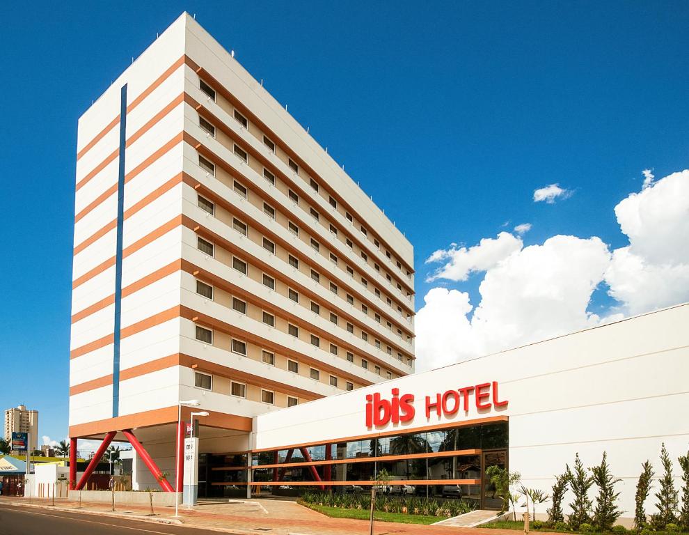 um edifício com um hotel de autocarros escrito nele em Ibis Foz do Iguaçu em Foz do Iguaçu