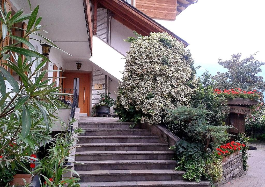 una escalera que conduce a una casa con flores en Pension Stamserhof en Nalles