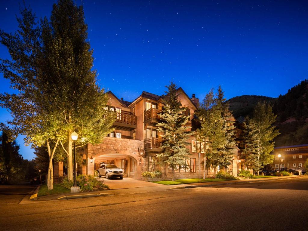 una casa grande con un coche aparcado delante de ella en The Hotel Telluride, en Telluride