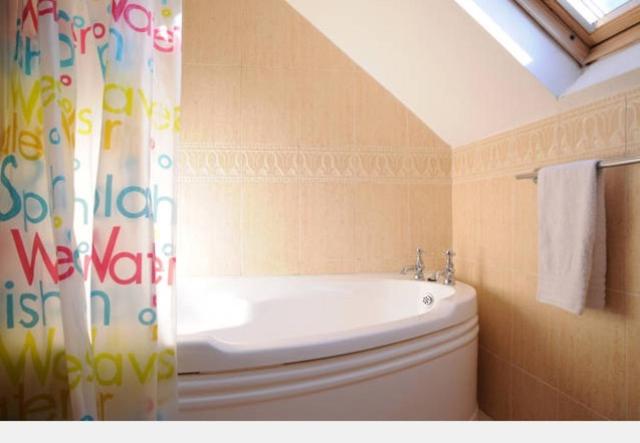 Ett badrum på Skellig Port Accomodation - 2 Bed Apartment
