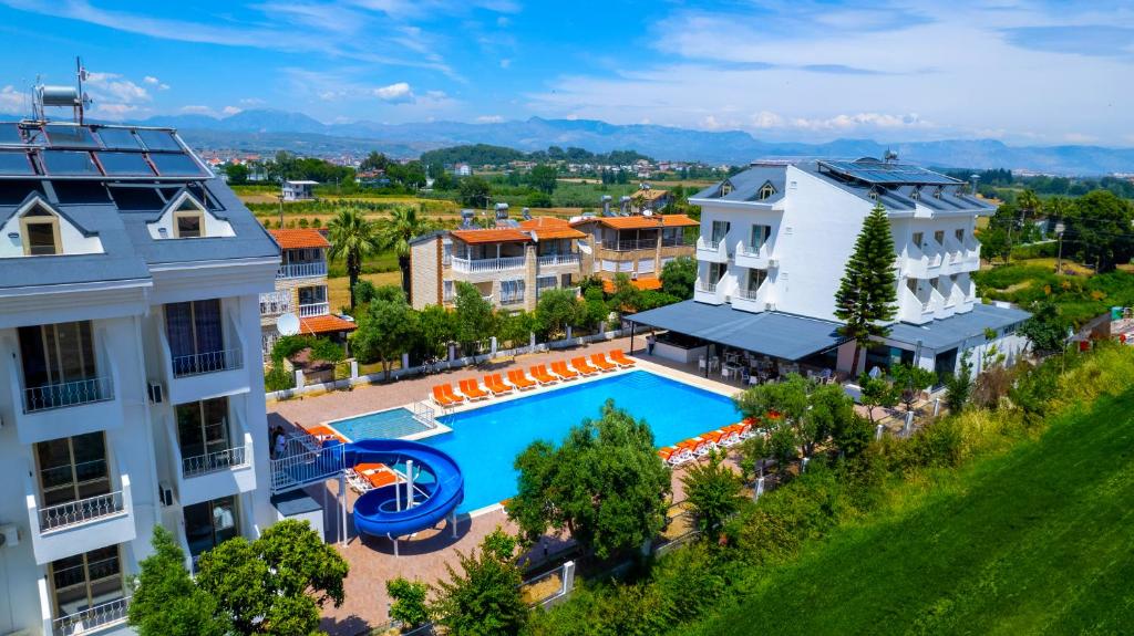 Bazén v ubytování Side Azalia Garden nebo v jeho okolí